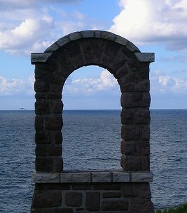 arco di pietra sul mare